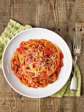 rustik İtalyan bucatini amatriciana