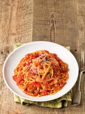 rustik İtalyan bucatini amatriciana