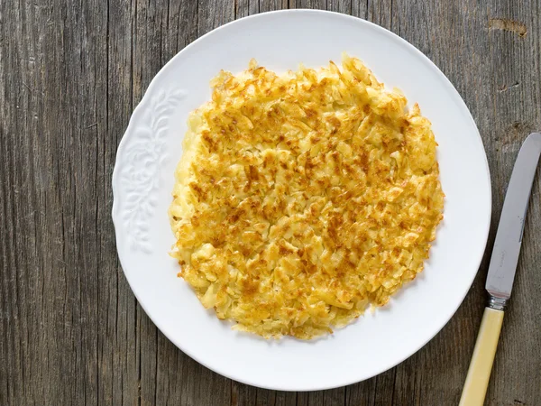 Rustikale goldene knusprige Schweizer Rosti — Stockfoto