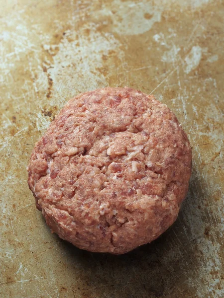 Rustikální nevařené hamburger patty — Stock fotografie