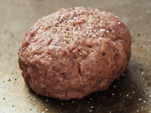 Rustikální nevařené ostřílený hamburger patty — Stock fotografie