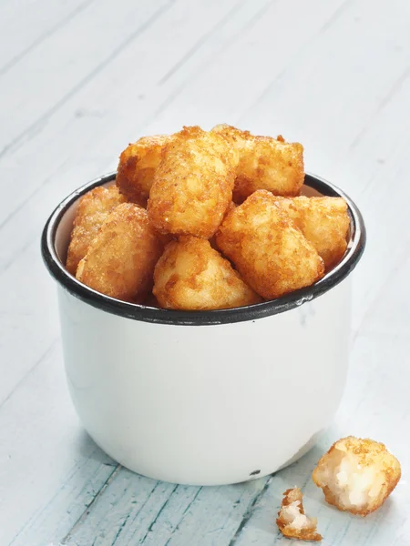 Rustieke gouden aardappel tater tots — Stockfoto