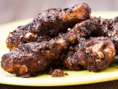 Baharatlı Jamaika jerk tavuk