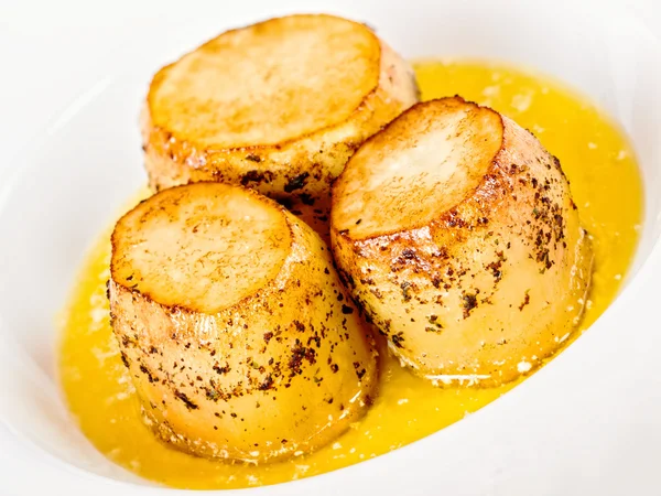 Золотистый крашеный картофель — стоковое фото