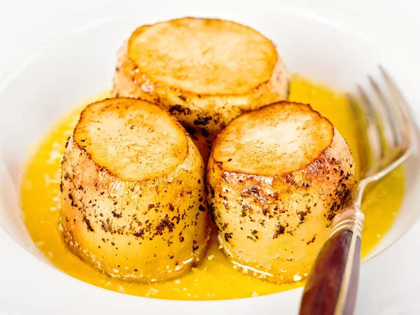 Золотистый крашеный картофель — стоковое фото
