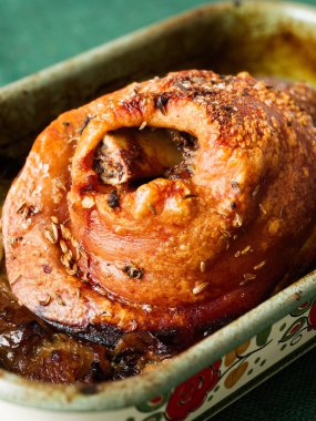 Kızarmış altın çıtır Alman domuz knuckle