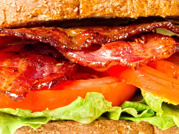 Soczysty bacon sandwich sałatą i pomidorem — Zdjęcie stockowe