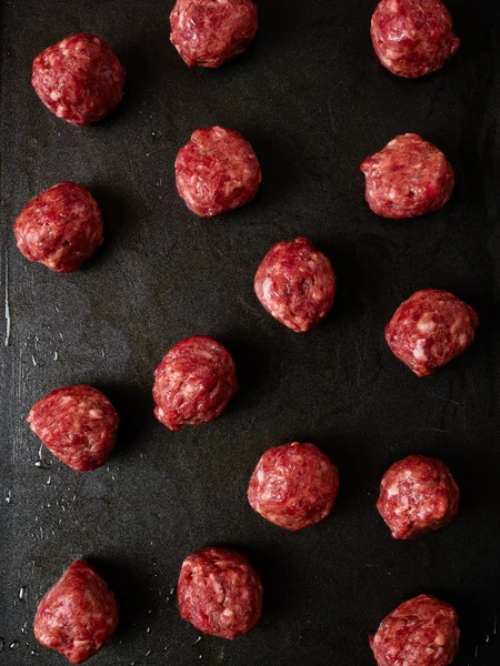 Plateau de boulettes de viande non cuites — Photo