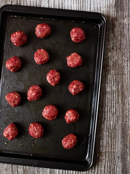 Plateau de boulettes de viande non cuites — Photo