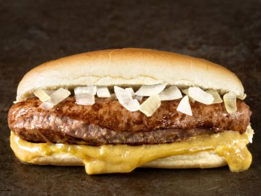 hardal ve soğan ile rustik Amerikan sosisli sandviç