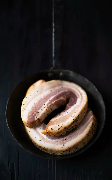 Close Van Rustieke Plaat Van Italiaanse Pancetta Bacon — Stockfoto