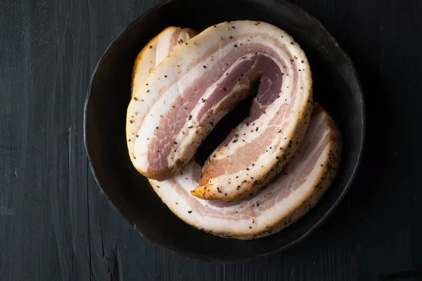 Close Van Rustieke Plaat Van Italiaanse Pancetta Bacon — Stockfoto