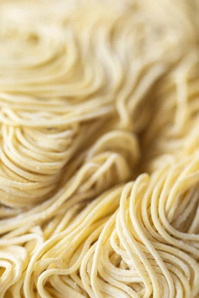 Primo Piano Crudo Crudo Cinese Uovo Giallo Tagliatelle Cibo Sfondo — Foto Stock