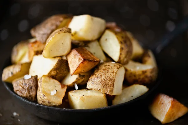 Close Van Een Pan Spaanse Gebakken Aardappelen — Stockfoto