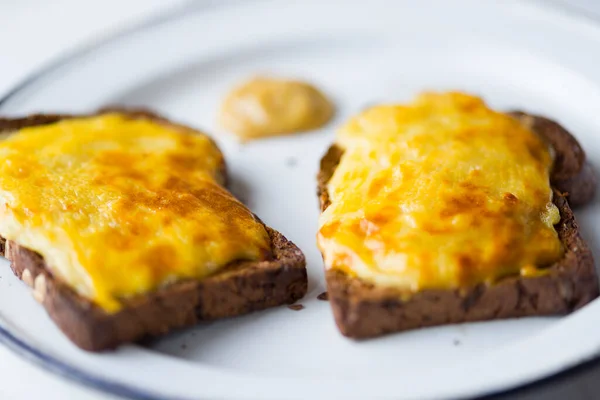 Close Van Engels Pub Grub Welsh Rarebit Cheese Sauce Toast — Stockfoto