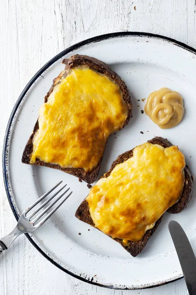 Närbild Engelsk Pub Grub Walesisk Rarebit Ost Sås Toast — Stockfoto