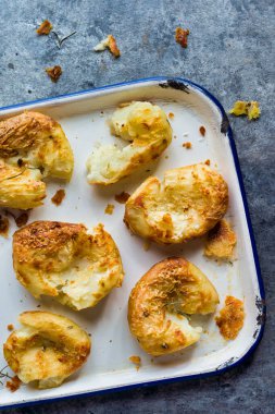 Çıtır çıtır altın fırınlanmış patateslerin yanına.