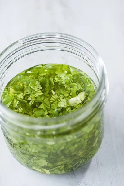 Perto Uma Garrafa Molho Carne Chimichurri Verde — Fotografia de Stock