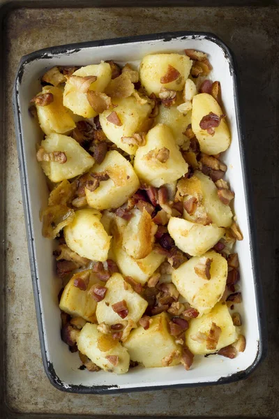 Närbild Bricka Med Rustik Bakad Potatis Och Bacon — Stockfoto