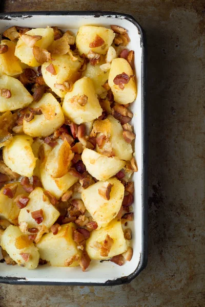 Närbild Bricka Med Rustik Bakad Potatis Och Bacon — Stockfoto