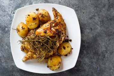 Kırmızı biberiye, kızarmış tavuk ve patates.