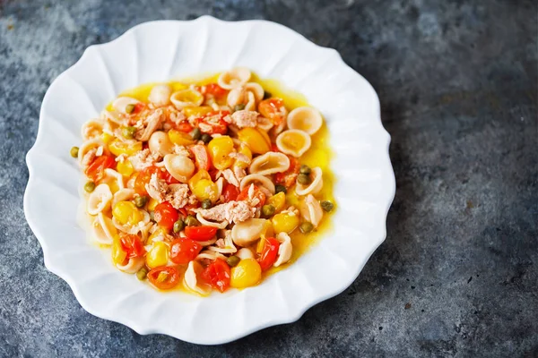 Närbild Tallrik Tonfisk Orecchiette Pasta Med Körsbärstomater — Stockfoto