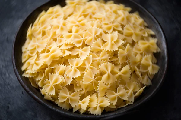 Gros Plan Bol Pâtes Italiennes Farfalle Brut Flou Non Cuit — Photo