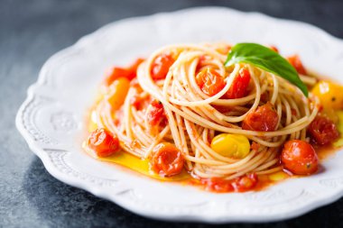 Bir tabak rustik italyan kiraz domatesli spagetti kapağını kapat.