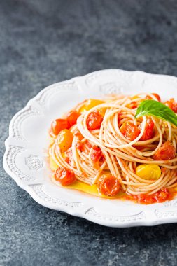 Bir tabak rustik italyan kiraz domatesli makarna.