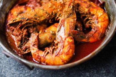 Baharatlı karidesin kapağını kapat.