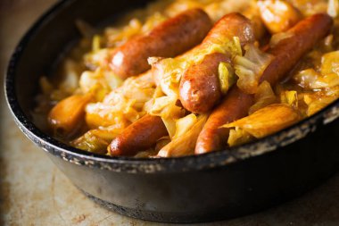 Sosisli lahana güvecini kapat.