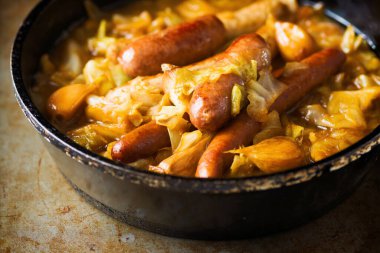 Sosisli lahana güvecini kapat.