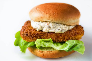 Çıtır çıtır balık fileto sandviçi.