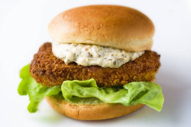 Çıtır çıtır balık fileto sandviçi.