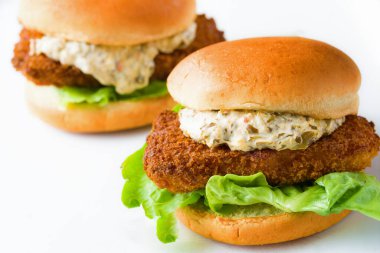 Çıtır çıtır balık fileto sandviçi.