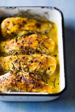 Bir tepsi altın fırında tavuk göğsü.