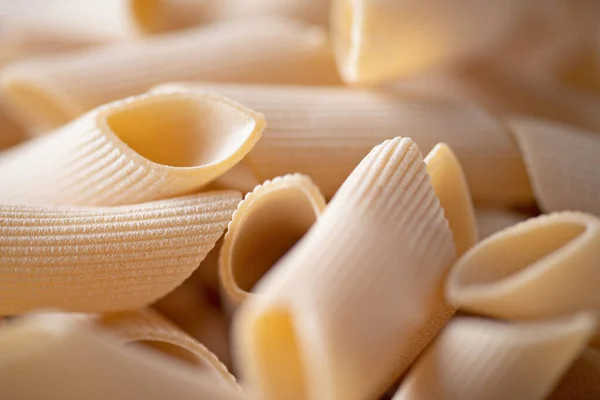 Nahaufnahme Der Italienischen Pennoni Tube Pasta Unschärfe Defokussiert Essen Hintergrund — Stockfoto