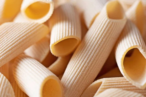 Nahaufnahme Der Italienischen Pennoni Tube Pasta Unschärfe Defokussiert Essen Hintergrund — Stockfoto