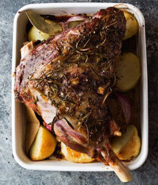 Kavrulmuş kuzu budu tepsisine yakın.