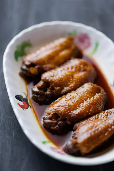 Κοντινό Πλάνο Της Κινεζικής Σάλτσας Σόγιας Κοκκινιστό Φτερό Κοτόπουλου — Φωτογραφία Αρχείου