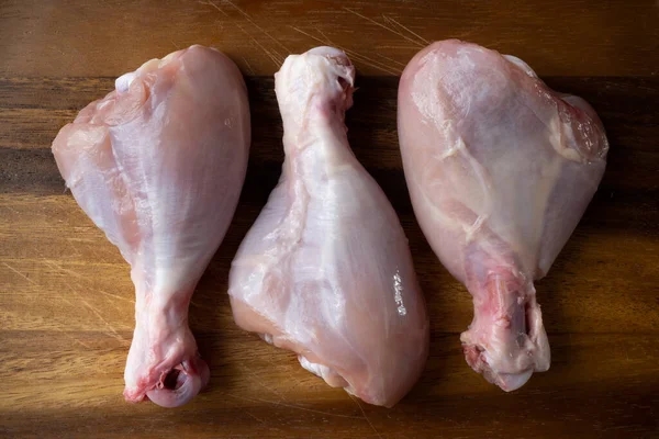 Zbliżenie Surowego Niegotowanego Pozbawionego Skóry Nóżki Kurczaka — Zdjęcie stockowe