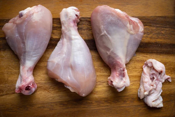 Zbliżenie Surowego Niegotowanego Pozbawionego Skóry Nóżki Kurczaka — Zdjęcie stockowe