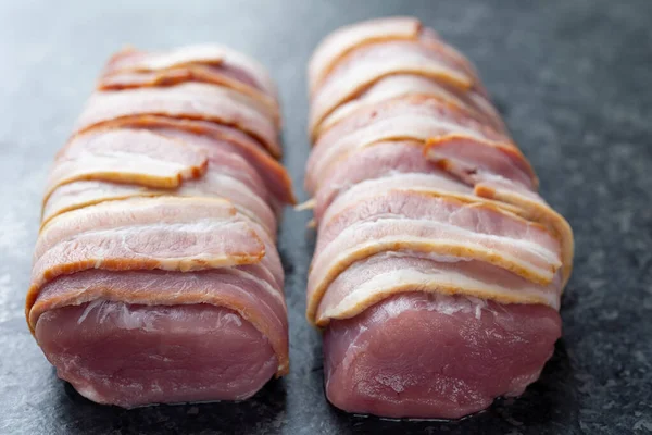 Close Van Spek Gewikkelde Varkenshaas Rauw Ongekookt — Stockfoto