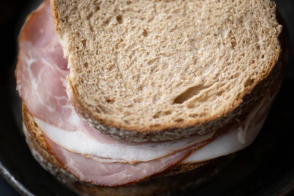 Close Rustieke Gastronomische Ham Sandwiches — Stockfoto