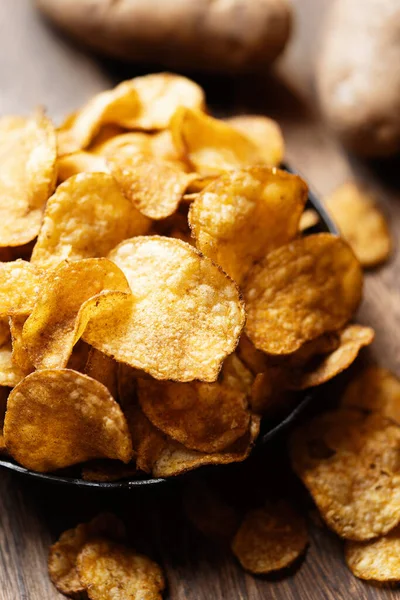 Närbild Hög Med Guldpotatis Chips — Stockfoto