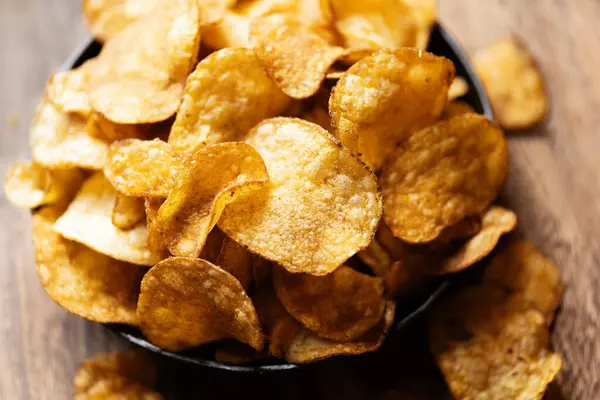 Närbild Hög Med Guldpotatis Chips — Stockfoto