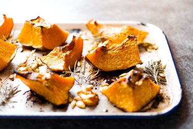 Bir tepsi rustik altın fırınlanmış kabak bulanıklığı çözünmüş.