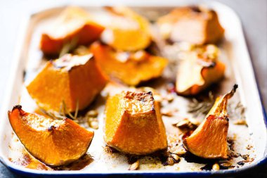 Bir tepsi rustik altın fırınlanmış kabak bulanıklığı çözünmüş.