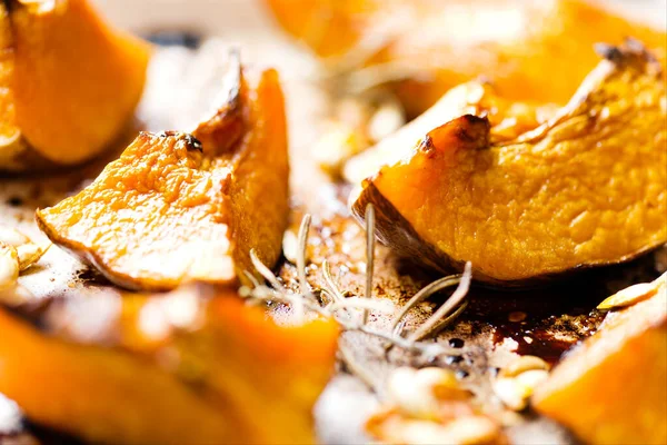 Bir tepsi rustik altın fırınlanmış kabak bulanıklığı çözünmüş.