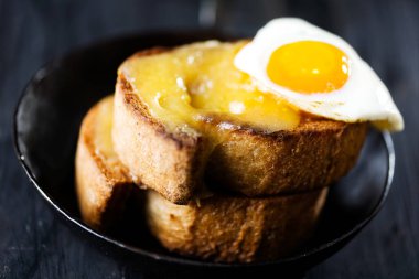 Kırsal Fransız peynirli tostu ile yumurta kroketini yakın.